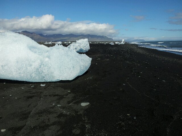 Eisbrocken am Strand 