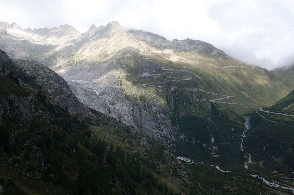 Ein Stück talwärts vom Grimselpass mit Blick zum Furkapass