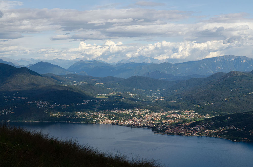 Blick über den Lago Maggiore auf Luino und Germignaga
